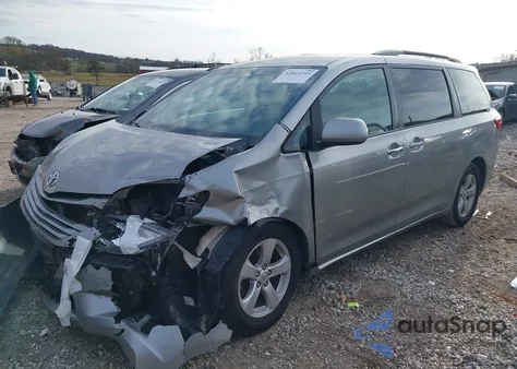 2015 Toyota Sienna Le 8 Passenger z USA, uszkodzony, nr VIN 5TDKK3DC3FS584540